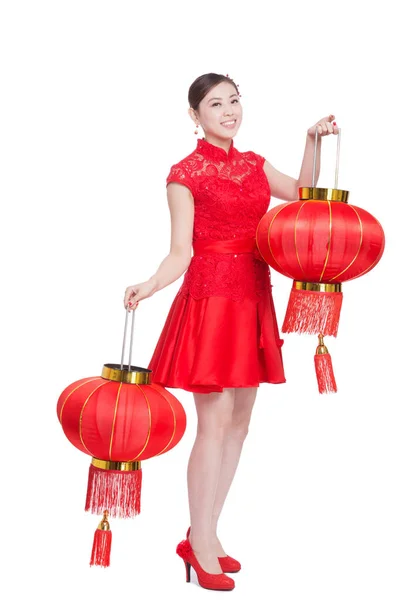 Vrouw houdt rode lantaarns in Chinees Nieuwjaar — Stockfoto