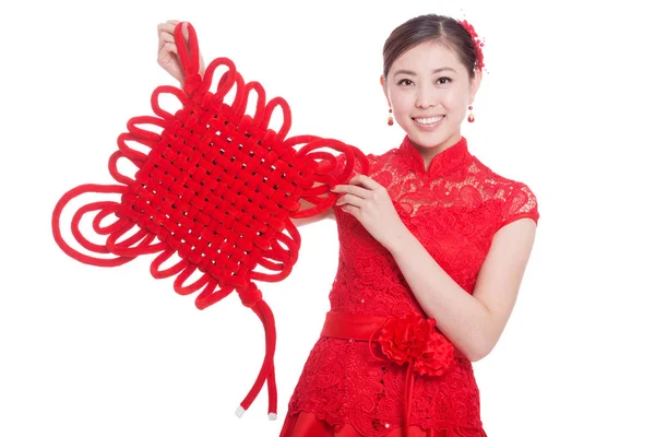 Vrouw houdt chinese knoop in Chinees Nieuwjaar — Stockfoto
