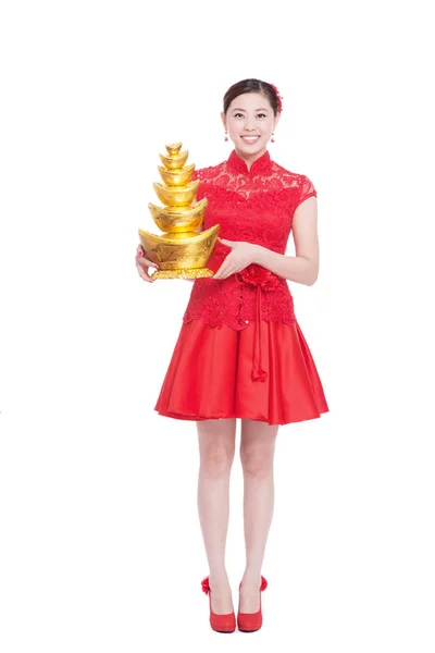 Vrouw houdt goudstaaf in Chinees Nieuwjaar — Stockfoto