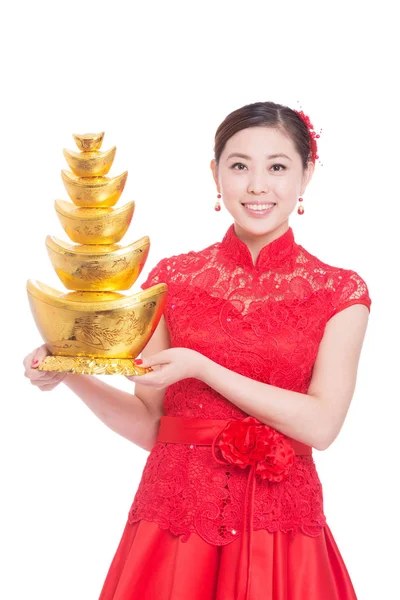 Vrouw houdt goudstaaf in Chinees Nieuwjaar — Stockfoto