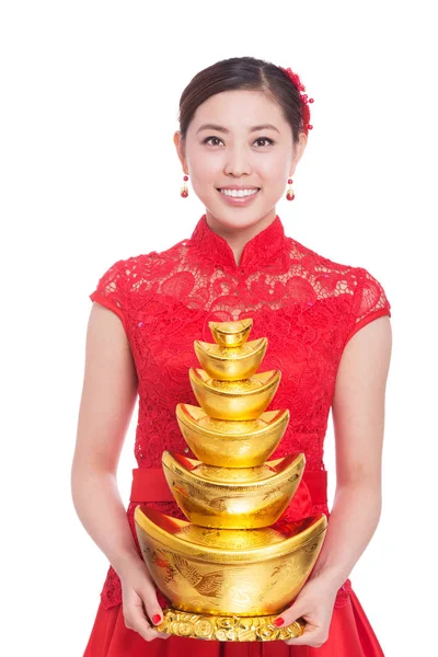 女性は中国の旧正月で金塊を保持します。 — ストック写真