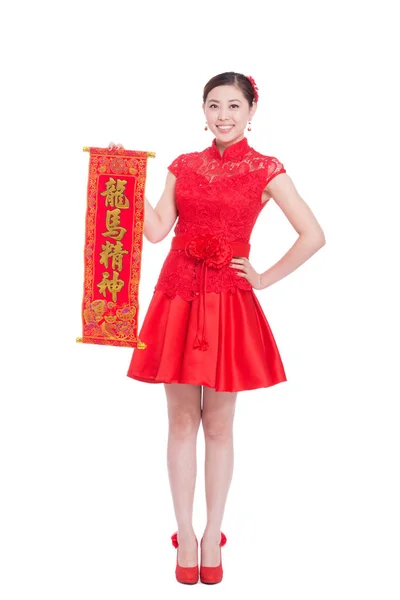 女性は中国の旧正月で赤い連句を保持します。 — ストック写真