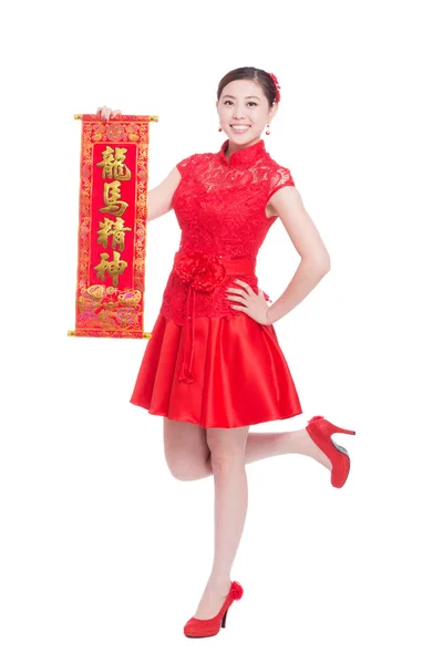 Kvinna håller röda kuplett i kinesiska nyåret — Stockfoto