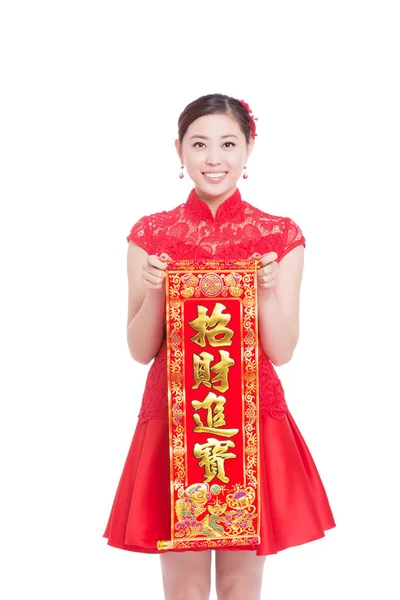 Vrouw houdt rode couplet in Chinees Nieuwjaar — Stockfoto