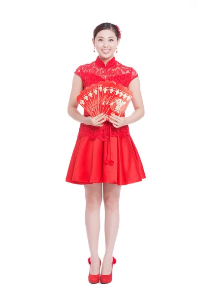 Vrouw houdt rode enveloppen in Chinees Nieuwjaar — Stockfoto