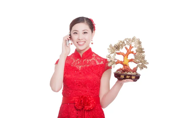 Vrouw houdt mobiele telefoon en gelukkig boom in Chinees Nieuwjaar — Stockfoto