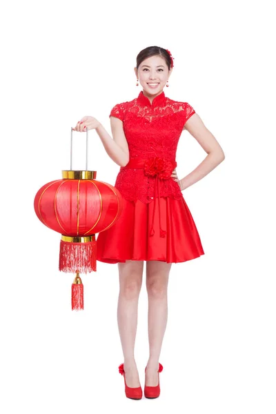 Vrouw houdt rode lantaarn in Chinees Nieuwjaar — Stockfoto