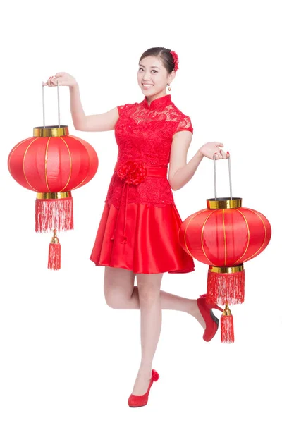 Vrouw houdt rode lantaarns in Chinees Nieuwjaar — Stockfoto