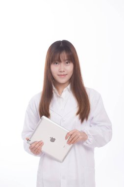 Asyalı kadın estetik cerrah tablet ile