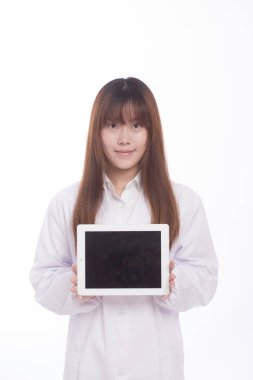 Asyalı kadın estetik cerrah tablet ile