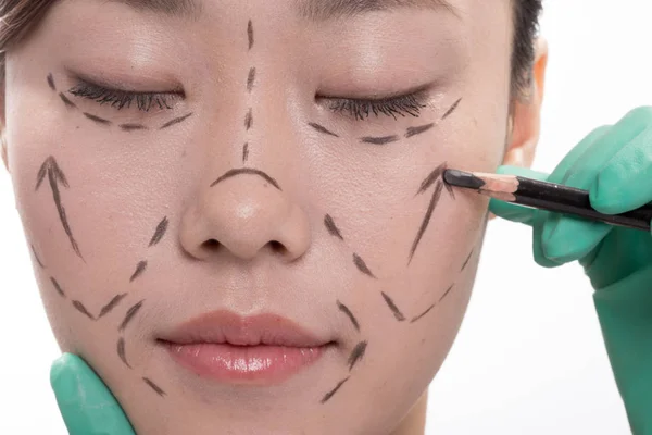 Gezichts make-up voor Aziatische mooie vrouw — Stockfoto