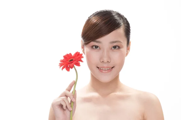 Gesichtsbehandlung der asiatischen Frau mit Blume — Stockfoto