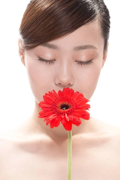 Trucco facciale di donna asiatica con fiore — Foto Stock