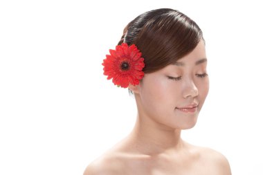 Asyalı kadın çiçek ile yüz makyaj