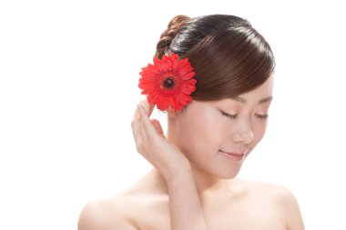 Asyalı kadın çiçek ile yüz makyaj