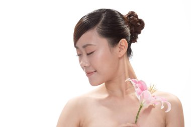 Asyalı kadın çiçek ile yüz makyaj