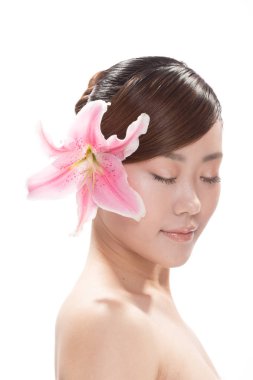 Asyalı kadın çiçek ile yüz makyaj