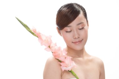 Asyalı kadın çiçek ile yüz makyaj