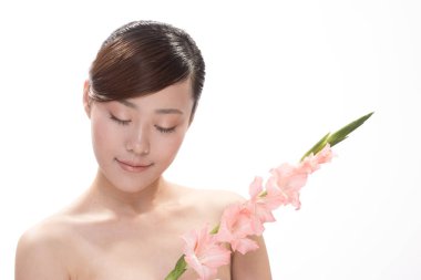 Asyalı kadın çiçek ile yüz makyaj