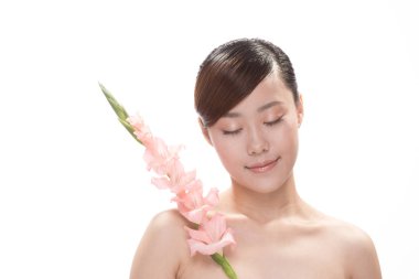 Asyalı kadın çiçek ile yüz makyaj