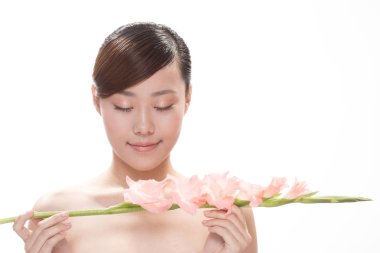 Asyalı kadın çiçek ile yüz makyaj