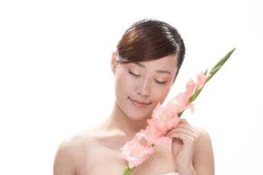 Asyalı kadın çiçek ile yüz makyaj