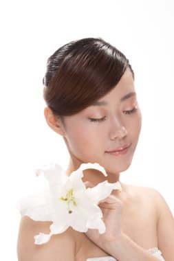 Asyalı kadın çiçek ile yüz makyaj