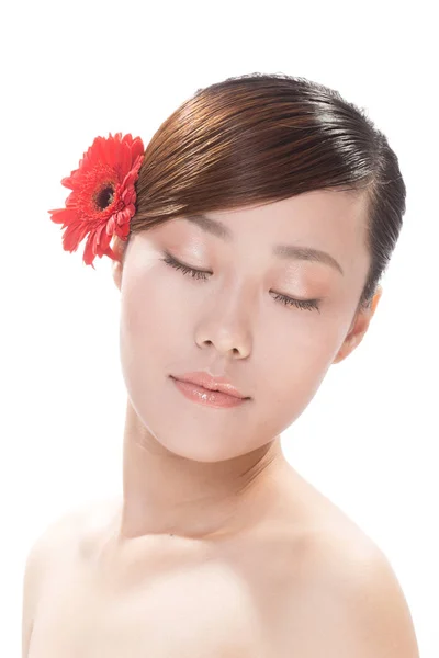 脸谱制作的亚裔女子和花 — 图库照片