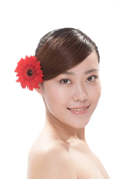 Trucco facciale di donna asiatica con fiore — Foto Stock