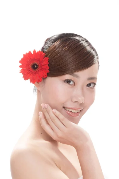 花を持つアジアの女性の顔のメイク — ストック写真