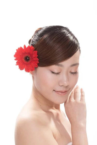 꽃과 아시아 여자의 얼굴 메이크업 — 스톡 사진