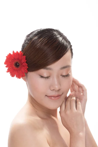 Trucco facciale di donna asiatica con fiore — Foto Stock