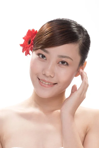 Gesichtsbehandlung der asiatischen Frau mit Blume — Stockfoto