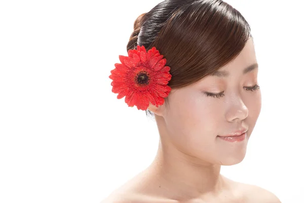 Trucco facciale di donna asiatica con fiore — Foto Stock