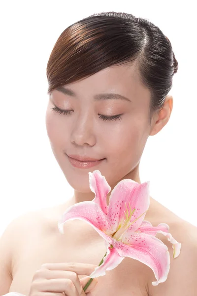 Trucco facciale di donna asiatica con fiore — Foto Stock