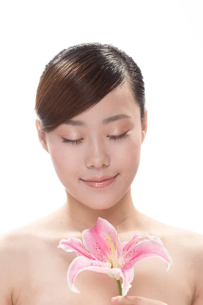 Trucco facciale di donna asiatica con fiore — Foto Stock