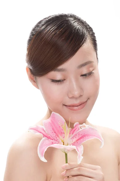꽃과 아시아 여자의 얼굴 메이크업 — 스톡 사진
