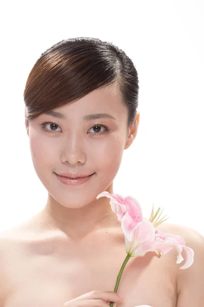 Maquiagem facial de mulher asiática com flor — Fotografia de Stock