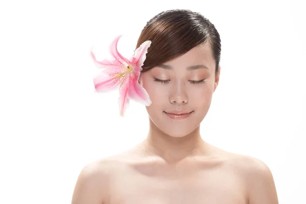 Makijaż twarzy Azjatki kobiety z kwiatem — Zdjęcie stockowe