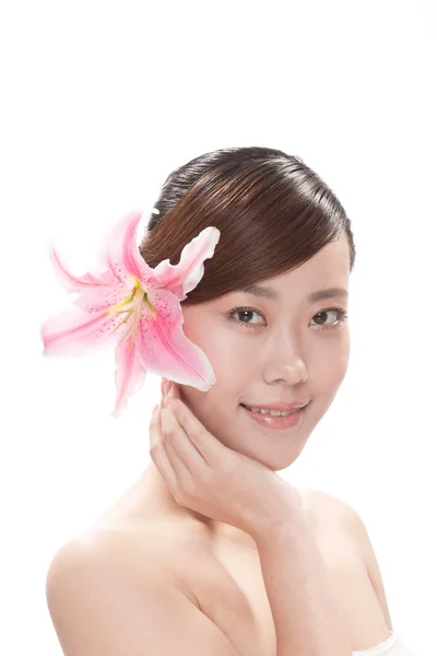 Trucco facciale di donna asiatica con fiore — Foto Stock