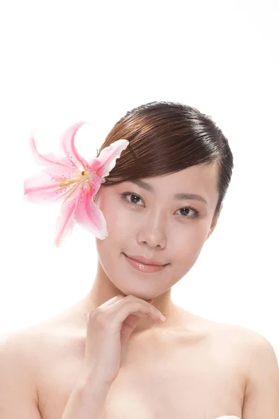 Trucco facciale di donna asiatica con fiore — Foto Stock