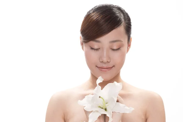 Trucco facciale di donna asiatica con fiore — Foto Stock