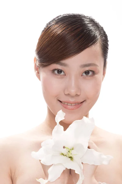 Makijaż twarzy Azjatki kobiety z kwiatem — Zdjęcie stockowe