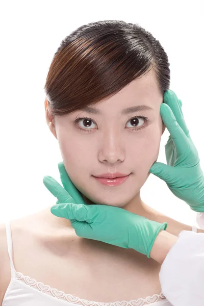 Gesichtsbehandlung Make-up der asiatischen schönen Frau — Stockfoto