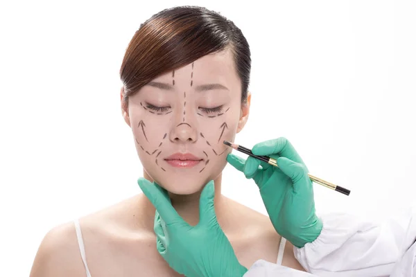 Gesichtsbehandlung Make-up der asiatischen schönen Frau — Stockfoto