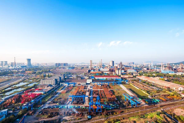 Constructions of steel factory in blue sky — Stock Photo, Image