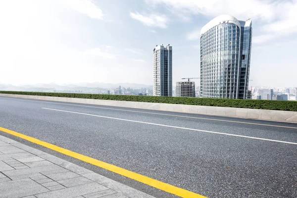 Modern buildings in Hangzhou from empty road — Stock Photo, Image