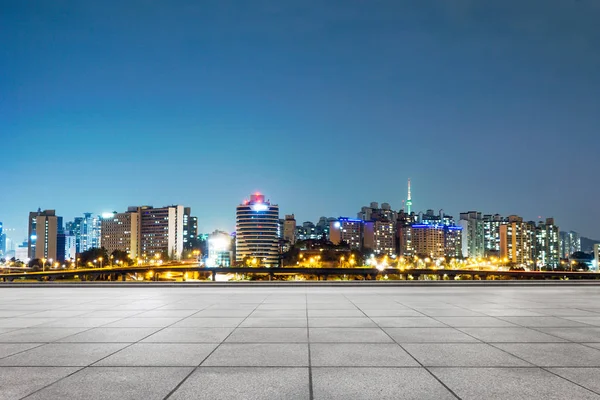 都市の景観とれんが造りの床からソウルのスカイライン — ストック写真