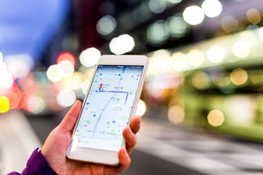 hareket eden telefon ile el şehir haritası