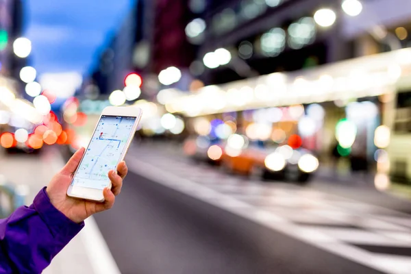 Mobilní telefon s mapou města v ruce — Stock fotografie